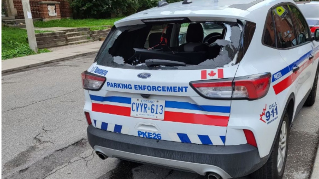 Toronto police search for man who allegedly broke into cruiser [Video]