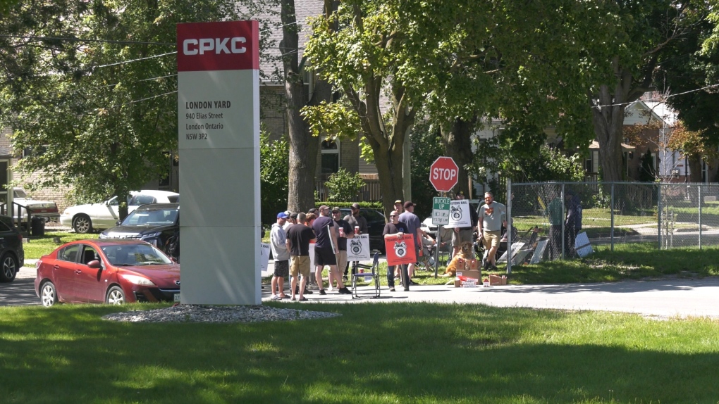 London rail workers picket | CTV News [Video]