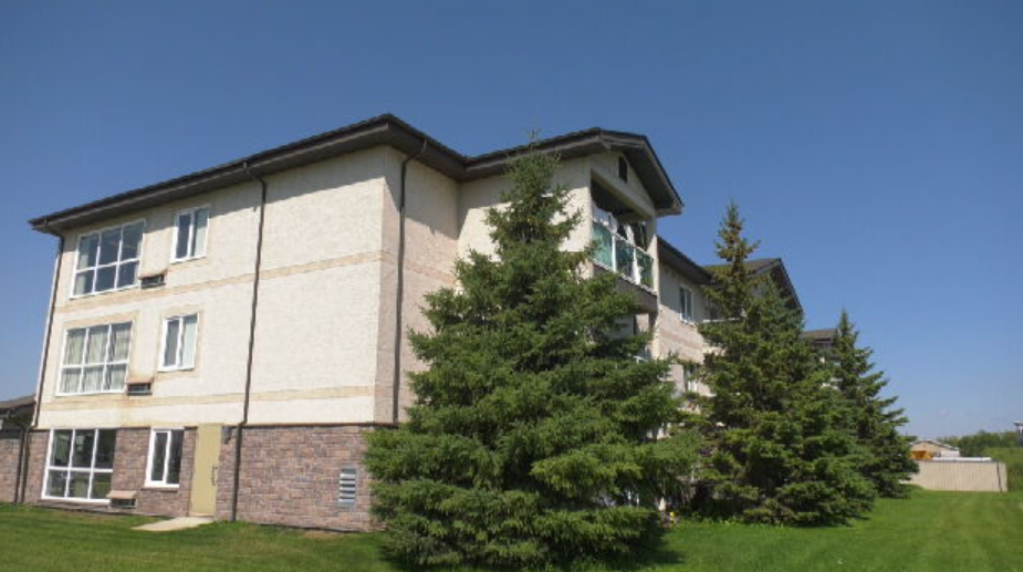 Broken elevator leaves Steinbach, Man., residents trapped in suites [Video]