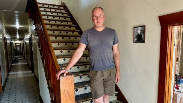 B.C. man who moved to Sask. for cheap housing finds purpose in restoring historic hotel [Video]