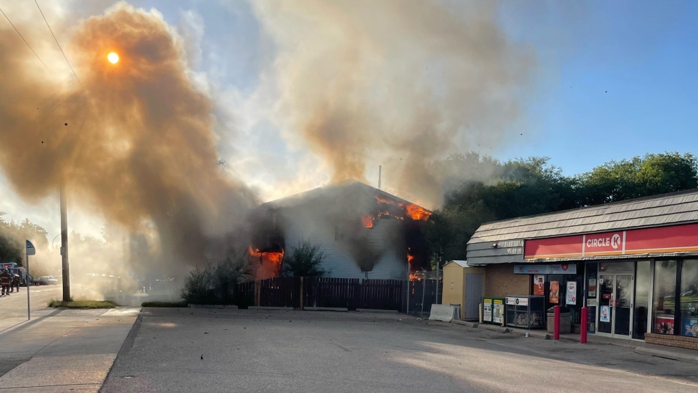 Saskatoon firefighters battle blaze next to Circle K [Video]