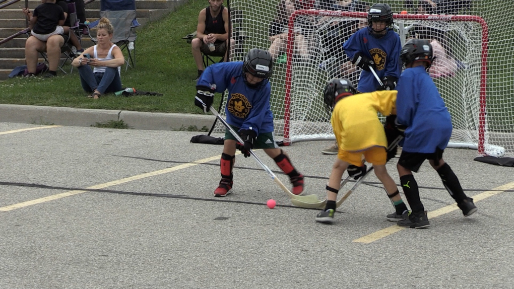 Free road hockey program gives kids chance to play [Video]