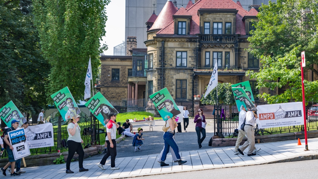 McGill University law professors picket for right to unionize, better pay [Video]