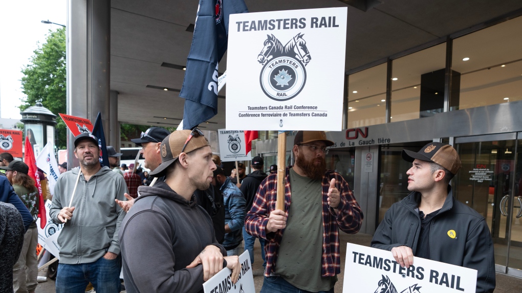 Longshore worker unions denounce federal intervention in railway labour conflict [Video]