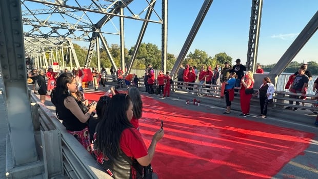 Vigil for woman struck down by vehicle temporarily shuts down Winnipeg bridge [Video]