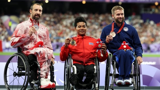 Decorated wheelchair racer Brent Lakatos claims silver for 1st medal in Paris [Video]