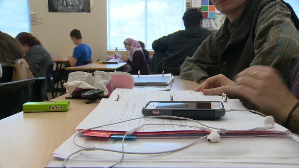 New Ontario cellphone rules in place as school starts. What to know [Video]