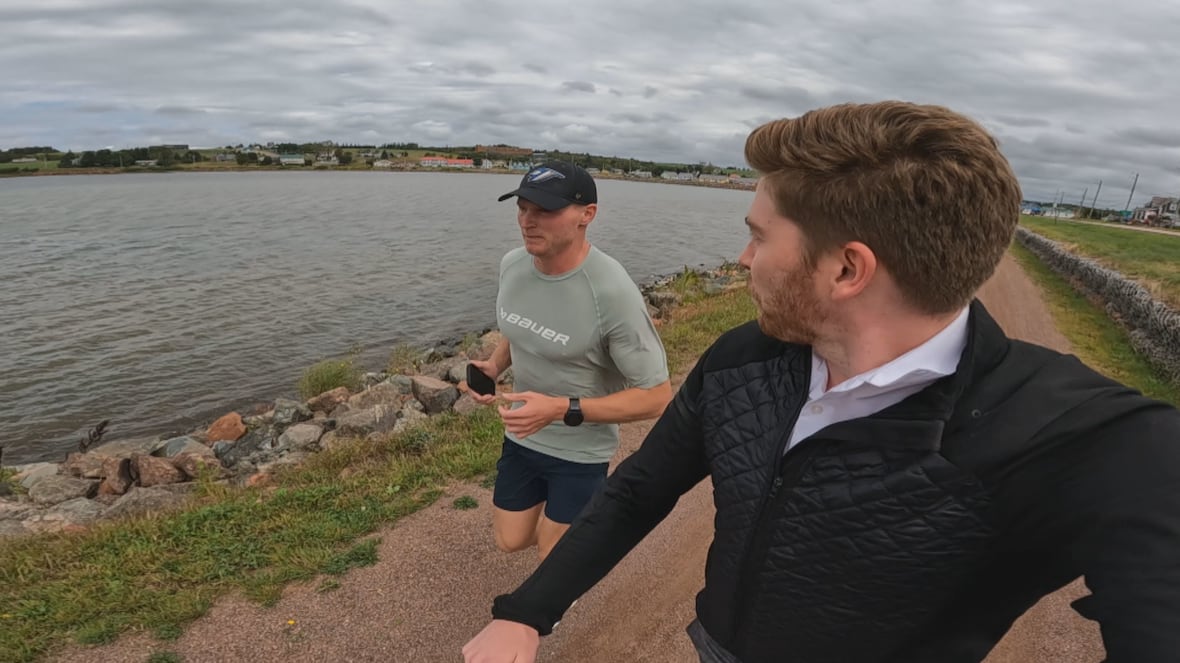 Trying to keep up as long-distance runner Ryan Keeping crosses P.E.I. [Video]