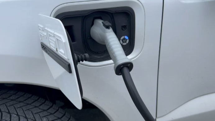 Ontario man told his EV needs new battery. Software update fixes the problem [Video]