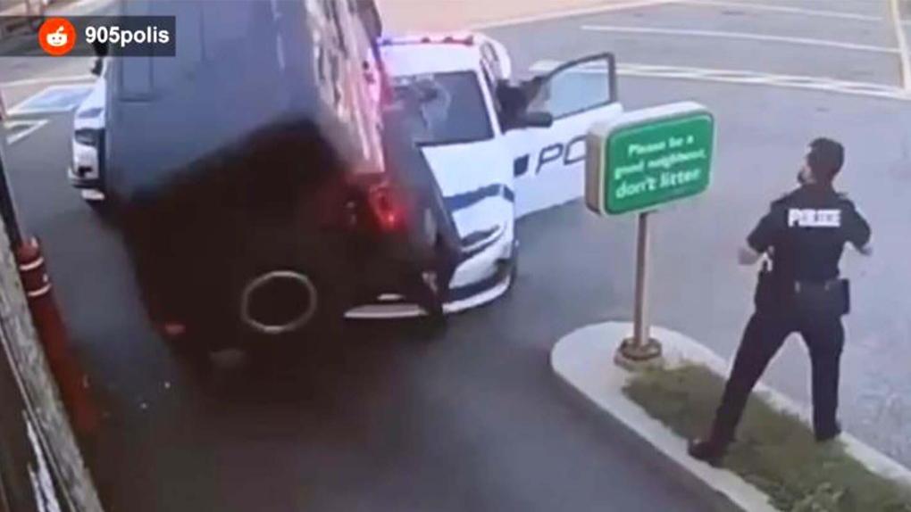 Bronco driver in Mississauga tries to drive over police cruiser at Tim Hortons [Video]