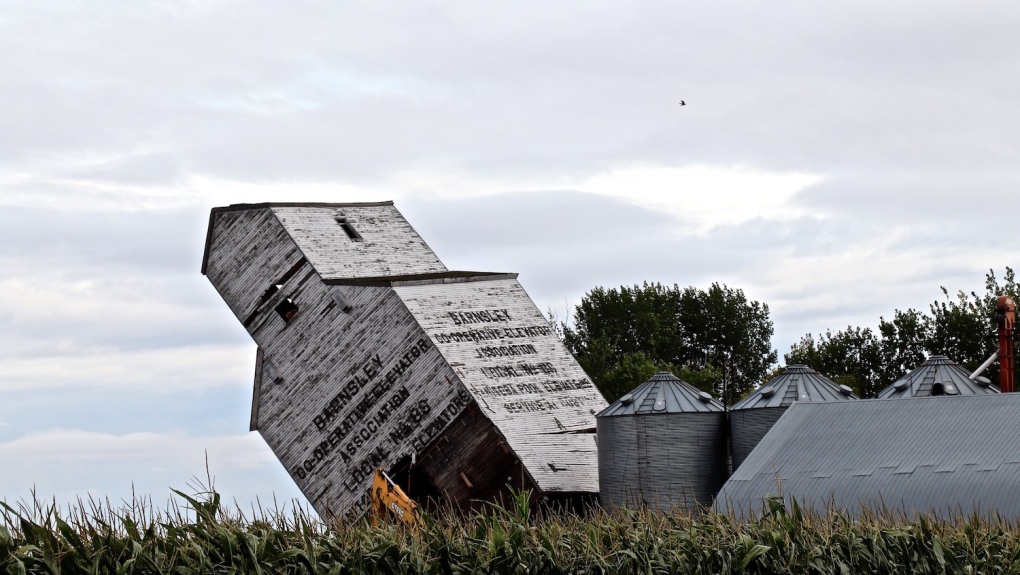 Barnsley grain elevator torn down [Video]