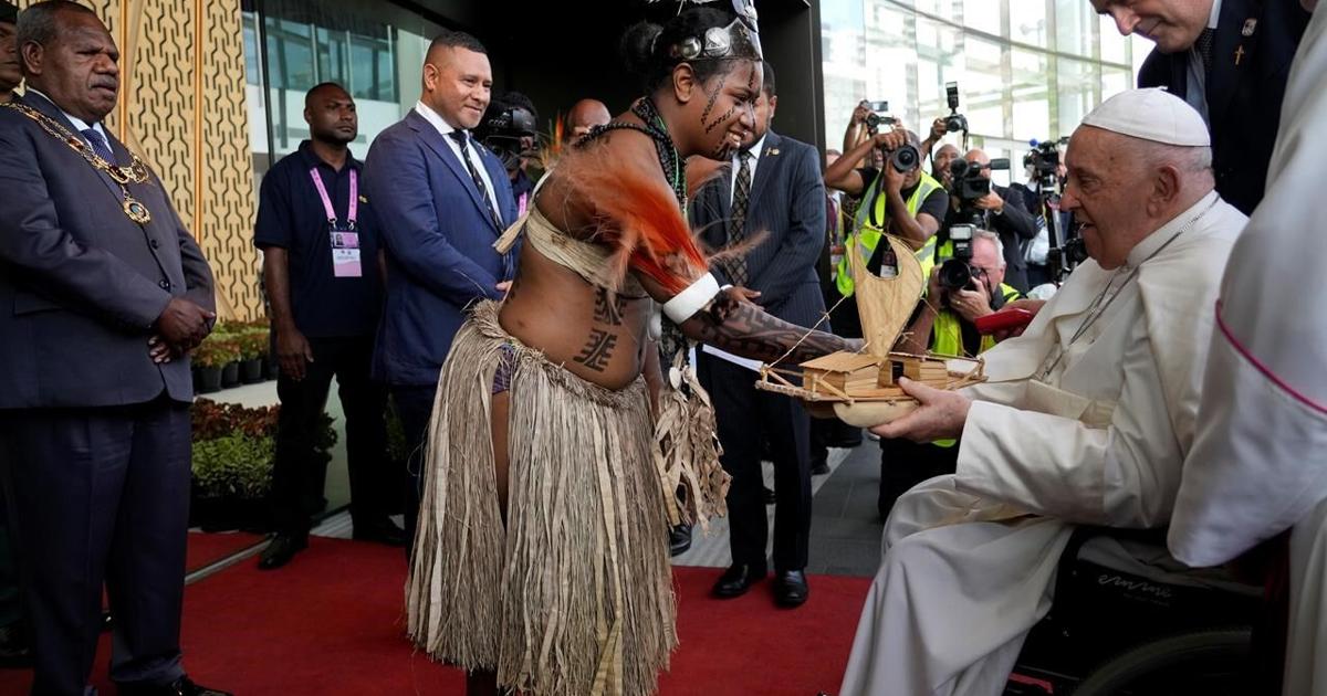 Pope urges church in Papua New Guinea to be close to women after hearing of sorcery ‘superstitions’ [Video]