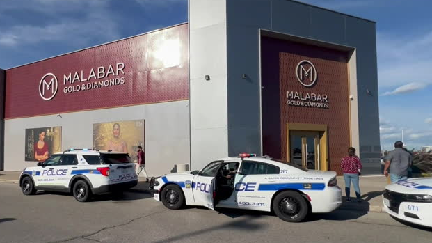 No one hurt following Mississauga jewelry store smash-and-grab [Video]