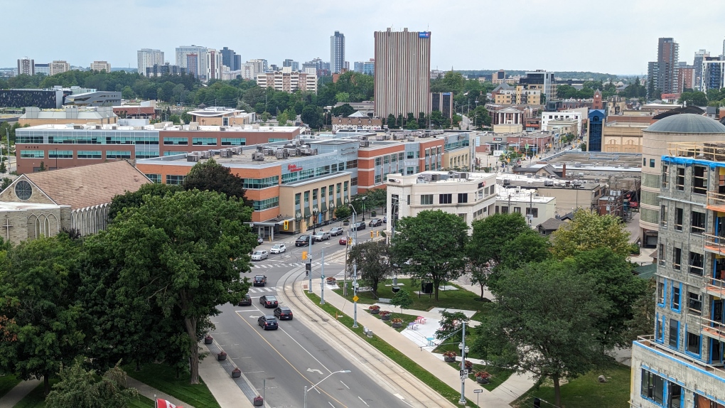 Man arrested after suspect with knife spotted in Waterloo [Video]