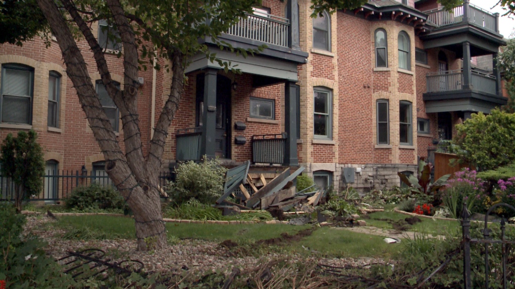 King Edward Avenue: Vehicle crashes into front porch at home in Ottawa’s Sandy Hill neighbourhood [Video]