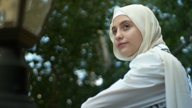 What life is like for a 14-year-old from Syria on her first day of high school in Canada [Video]