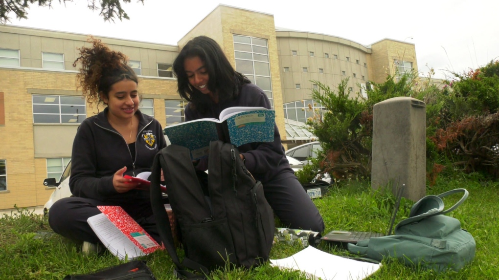 Petition pushes back on Ontario high school telling students to keep backpack in lockers [Video]