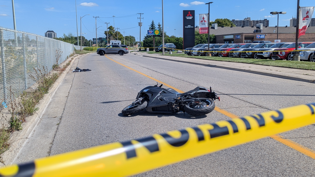 Rider thrown from e-bike after hitting curb in Kitchener [Video]