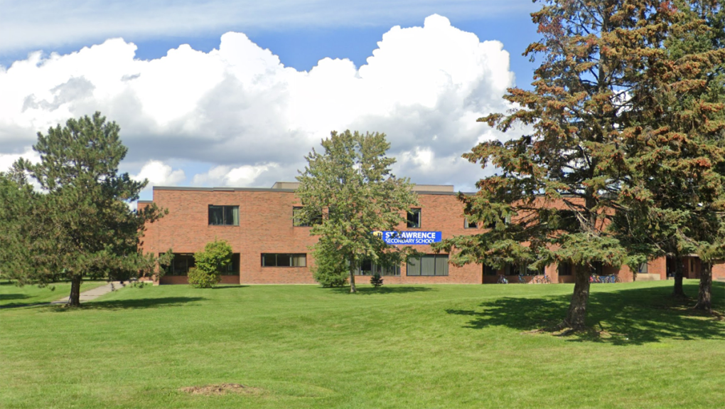 St. Lawrence Secondary School: Weapon call brings Cornwall cops [Video]