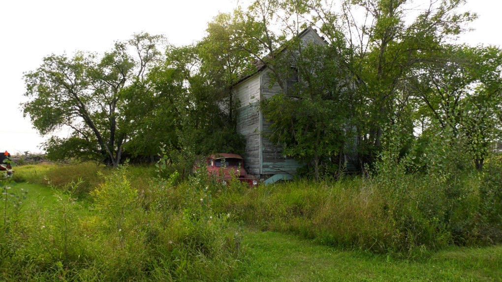 Lauder, Manitoba a ghost of what it once was [Video]