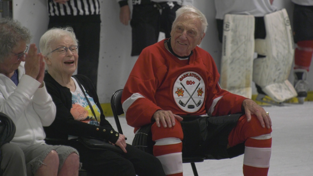 Senior hockey league honours 90-year-old Sask. hockey player [Video]