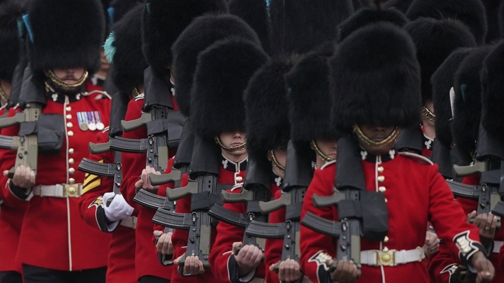 Royal News: Buckingham Palace guards protested by animal rights group [Video]