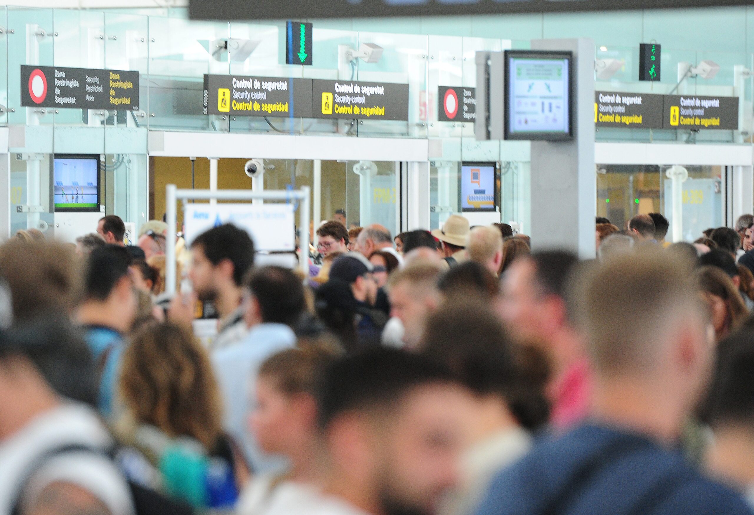 Travellers beware: The UK announces date of new ETA border control system that will charge Europeans and North Americans to enter the country [Video]