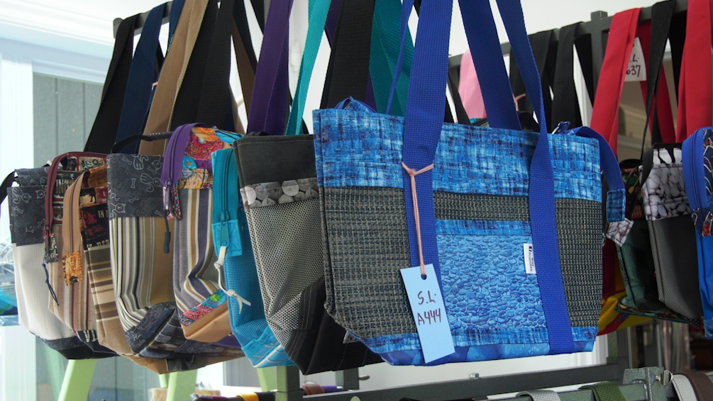 Retired Quebec couple turns pool liners, spa covers into bags of all kinds [Video]