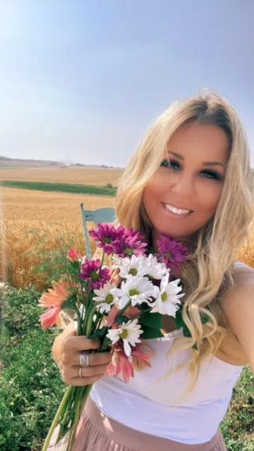 Saskatchewan Country Closeup  Lisa Moen [Video]