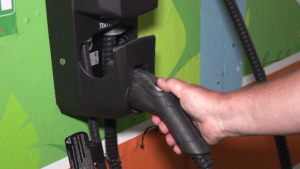 Electric vehicles: Manitoba accused of ‘wasting taxpayers money’ chargers [Video]