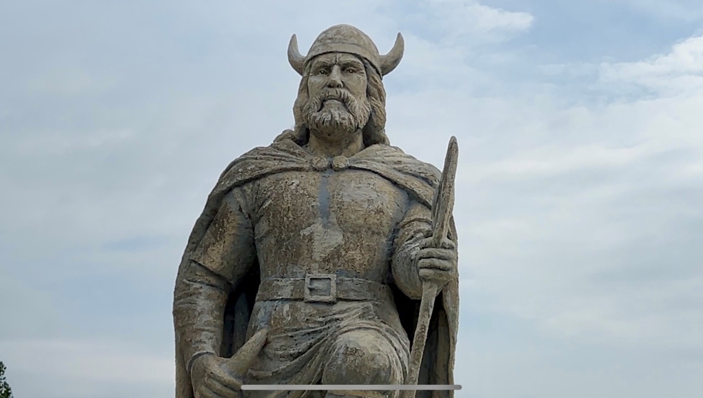 Gimli’s Viking statue part of debate over horns on helmet [Video]