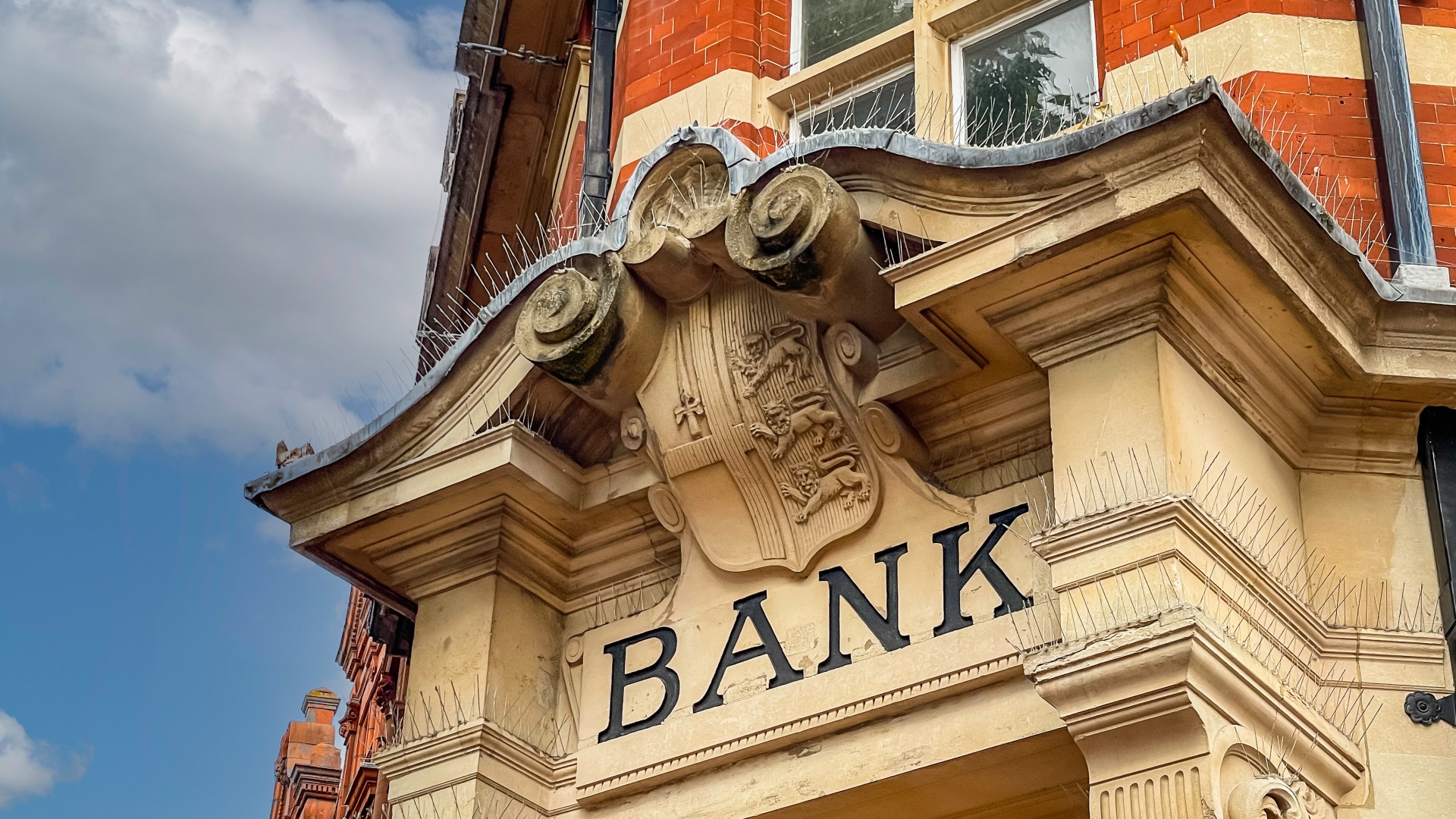 Full list of banks closing branches for good next week – including Lloyds and TSB [Video]