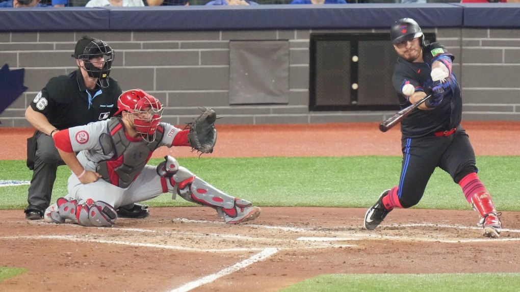 Kirk’s walk-off single lifts Blue Jays past Cardinals 4-3 [Video]