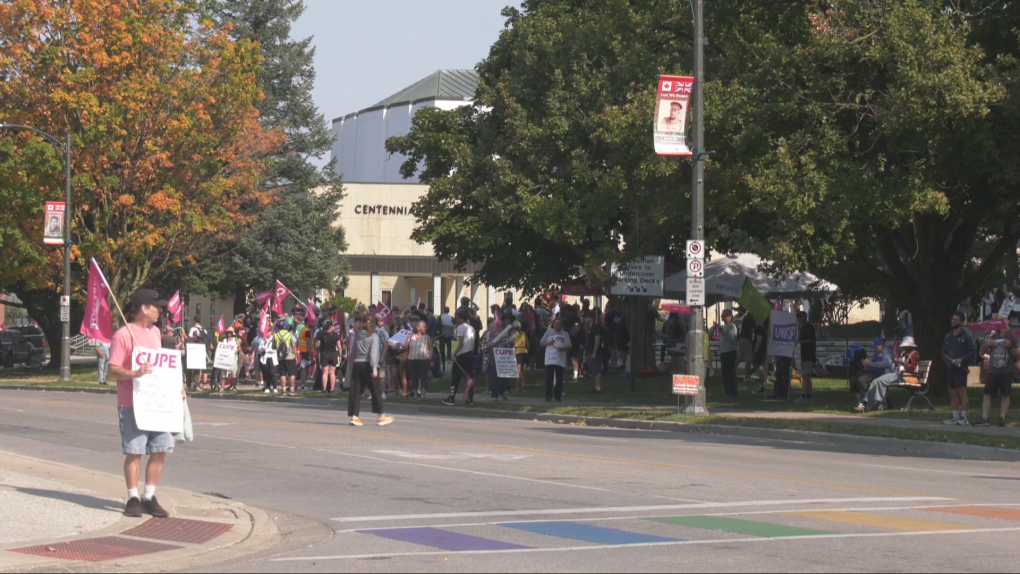 Western CUPE rally turns tense [Video]