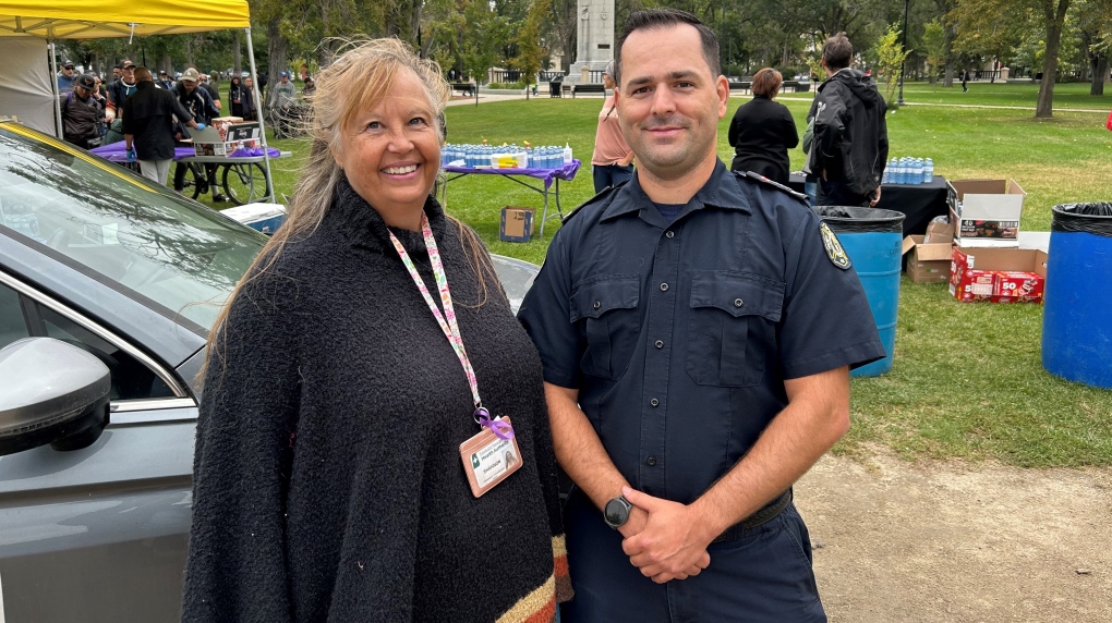 Regina emergency workers hold barbeque, offer naloxone training [Video]