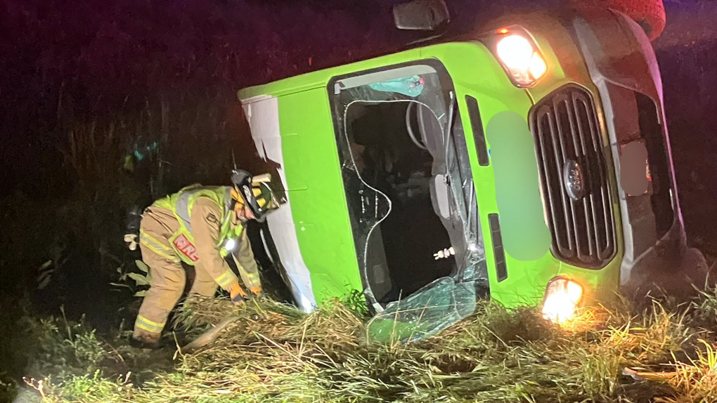 Driver injured in delivery truck rollover on Hwy. 417 in Ottawa’s east end [Video]