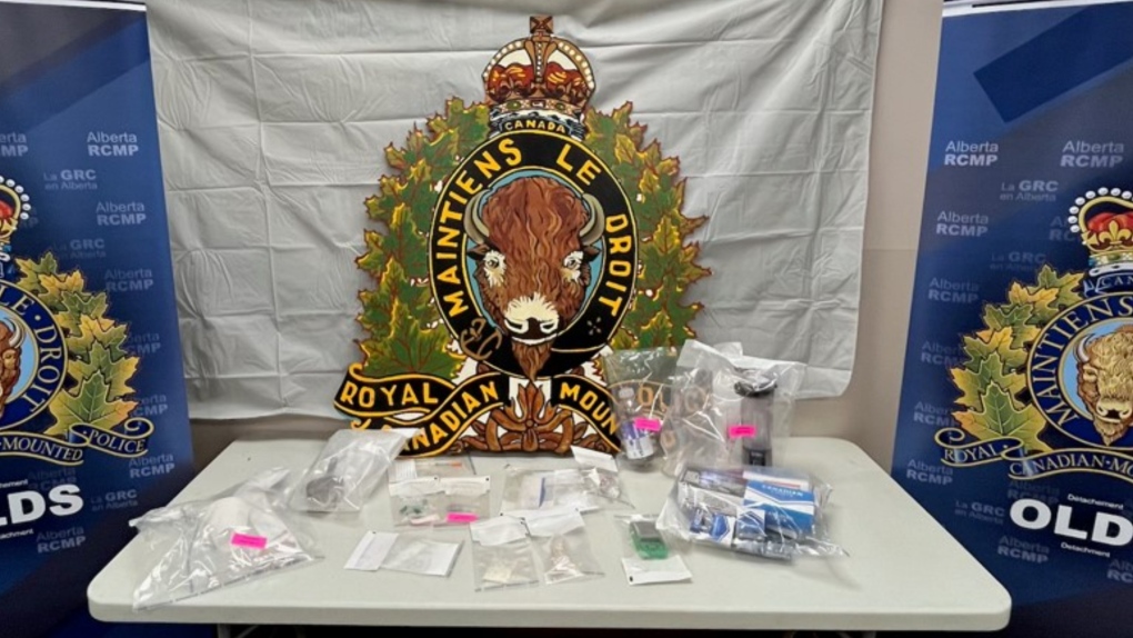 Man charged after drugs seized from Olds, Alta., hotel room [Video]