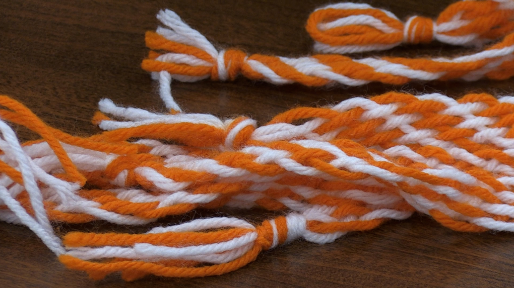 High school students use Mtis fingerweaving to support a good cause [Video]