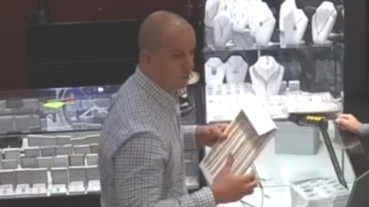 Jewelry thief caught on camera, Laval police searching for suspect [Video]