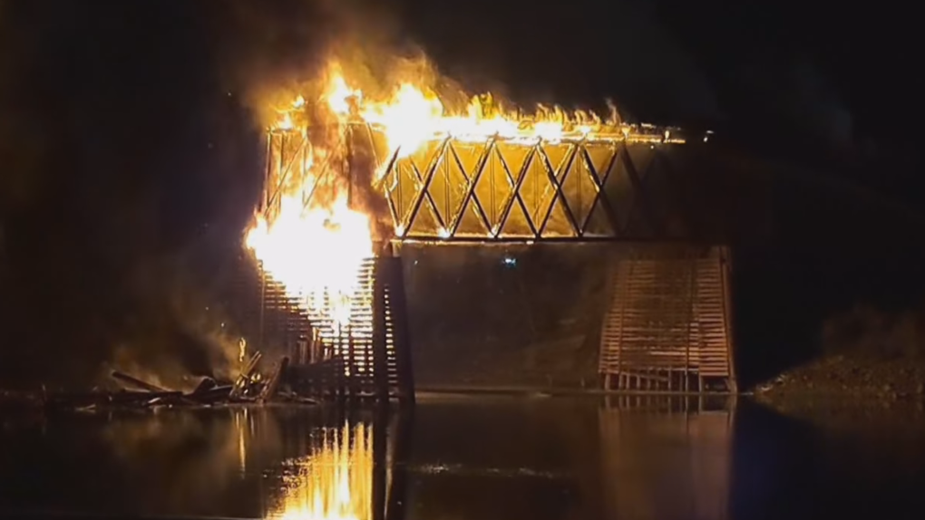 Red Bridge in Kamloops, B.C., collapses after fire [Video]