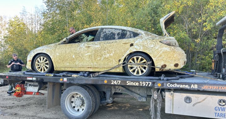 Car submerged in Alberta lake for nearly 1 year finally removed [Video]