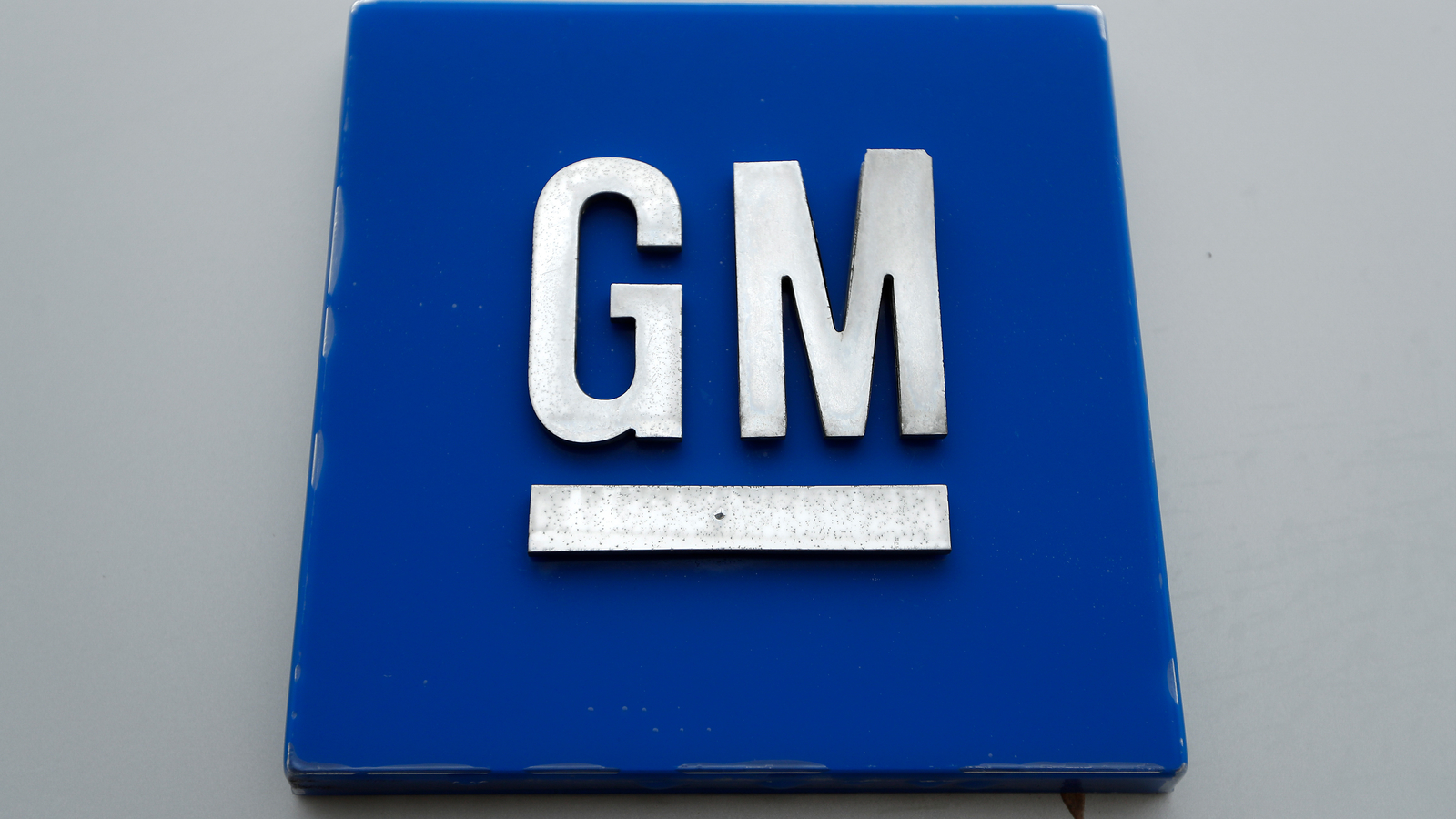 GM recalling more than 449,000 SUVs, pickups due to issue with low brake fluid warning light [Video]