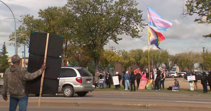 Duelling protests held in Edmonton over sexual orientation and gender identity policies in schools – Edmonton [Video]