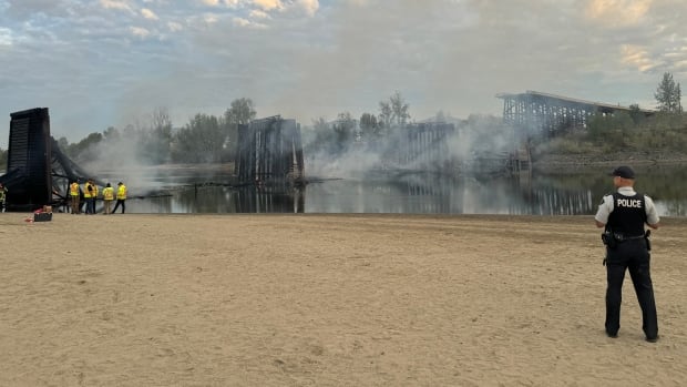 Arson suspected in Kamloops, B.C., fire that destroyed Red Bridge [Video]