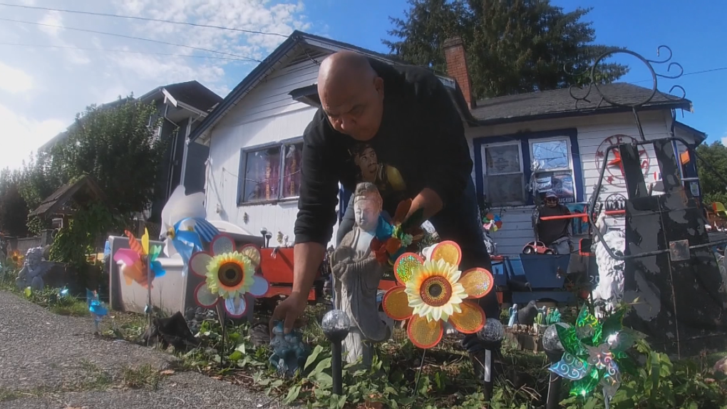 B.C. man gives back by transforming ‘eyesore’ house into ‘spectacular’ display [Video]