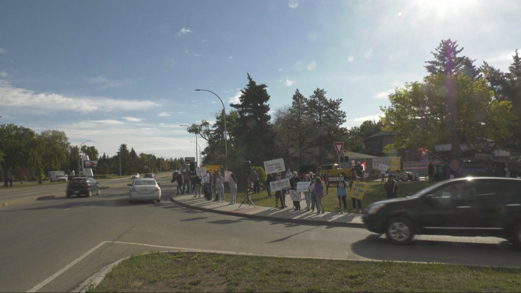 LGBTQ2S+ rights: 100 attend controversial Alberta protest [Video]