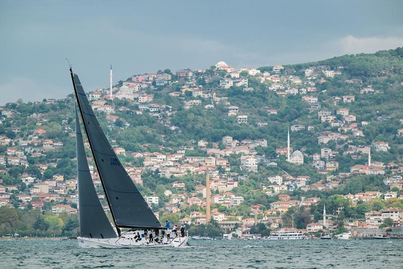 Orient Express wins an up and down Bosphorus Race [Video]