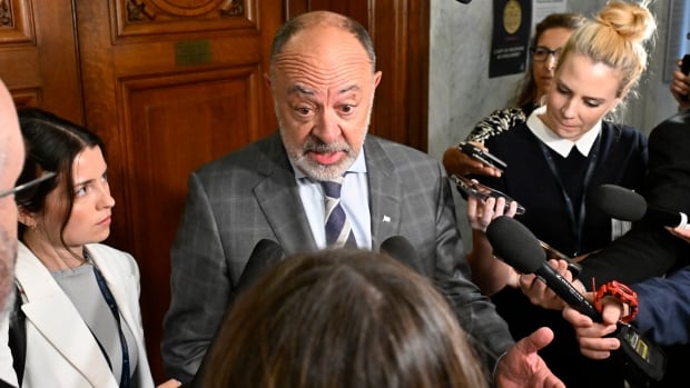 Quebec publishes new directive, clarifying old one, on language in health care [Video]