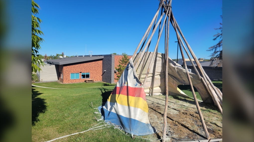 Teepee outside Lac La Biche RCMP office burned [Video]