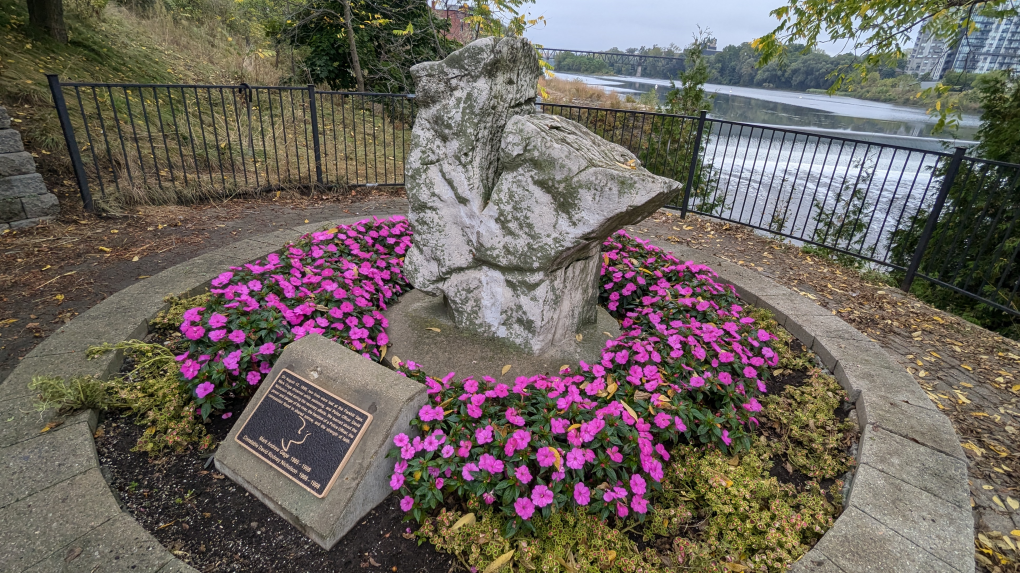 Missing memorial plaque has a permanent replacement [Video]